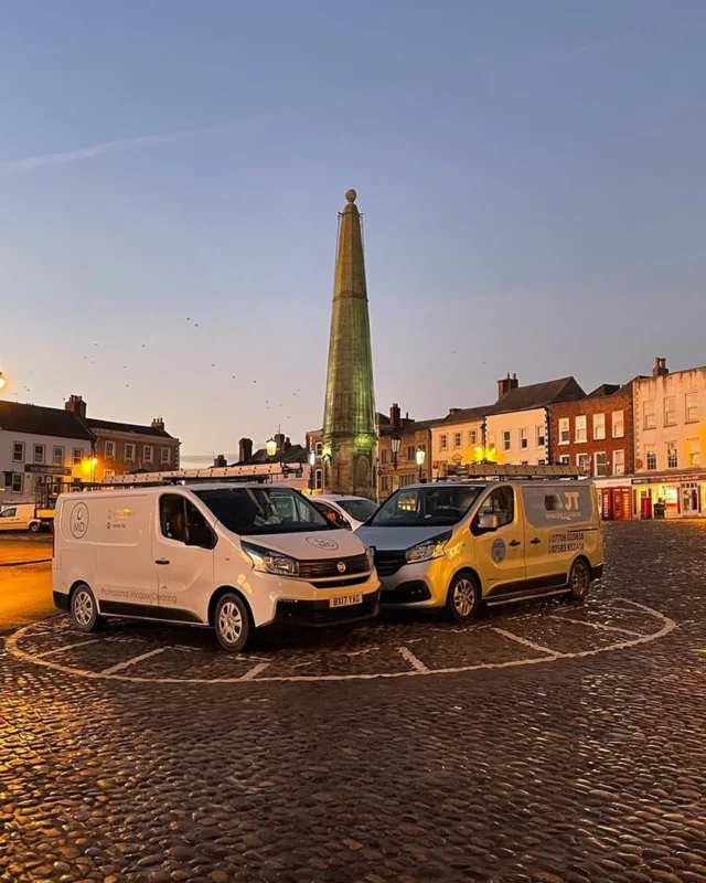 Teamwork in Richmond today 💪 
#localbusiness #windowcleaning #nunthorpe #normanby #guisborough #grafting  #elbowgrease #richmond